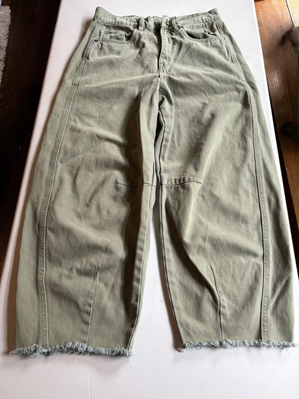 BLANKNYC Women’s Size 26 Sage Green Raw Hem Straight Leg Jeans